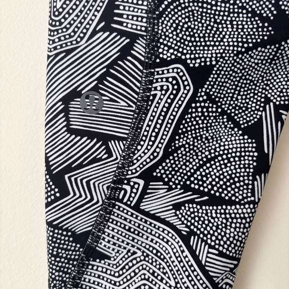 Lululemon Tight Stuff Crop Leggings 4 Dottie Tribe White Black - Picture 6 of 8